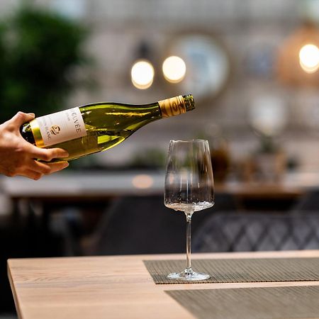 Hotel Residence Promenade Бургас Экстерьер фото Wine being poured
