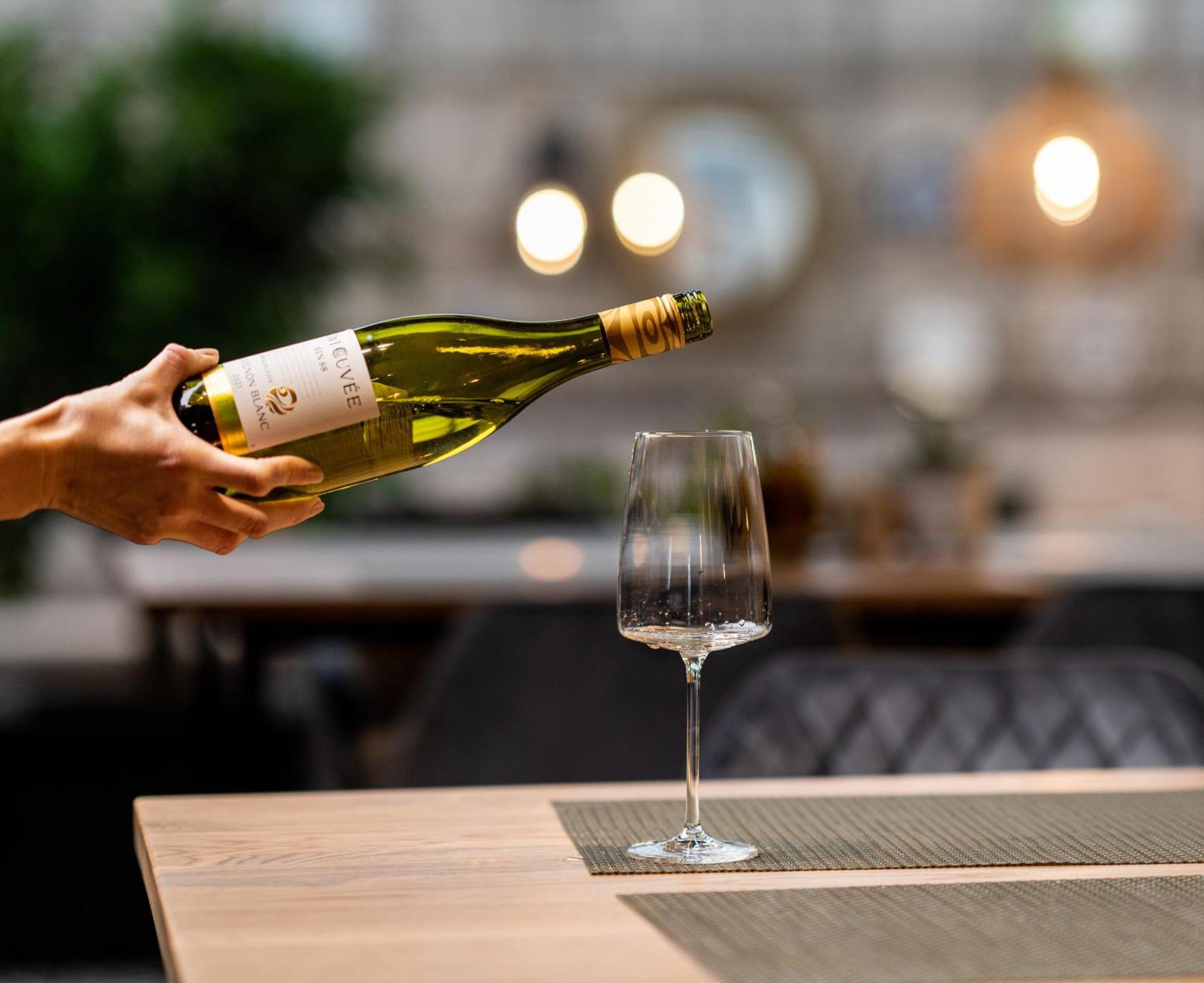 Hotel Residence Promenade Бургас Экстерьер фото Wine being poured