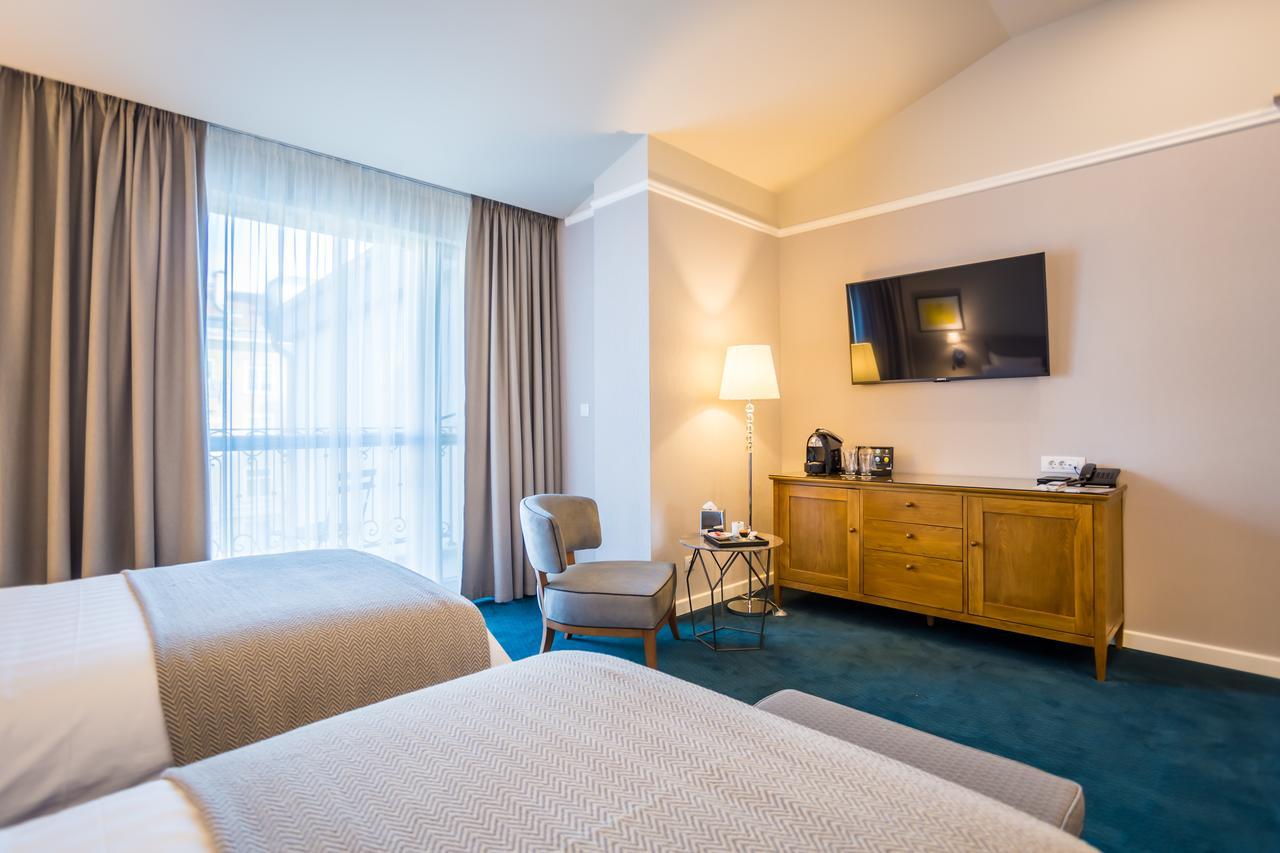 Hotel Residence Promenade Бургас Экстерьер фото A room at the hotel